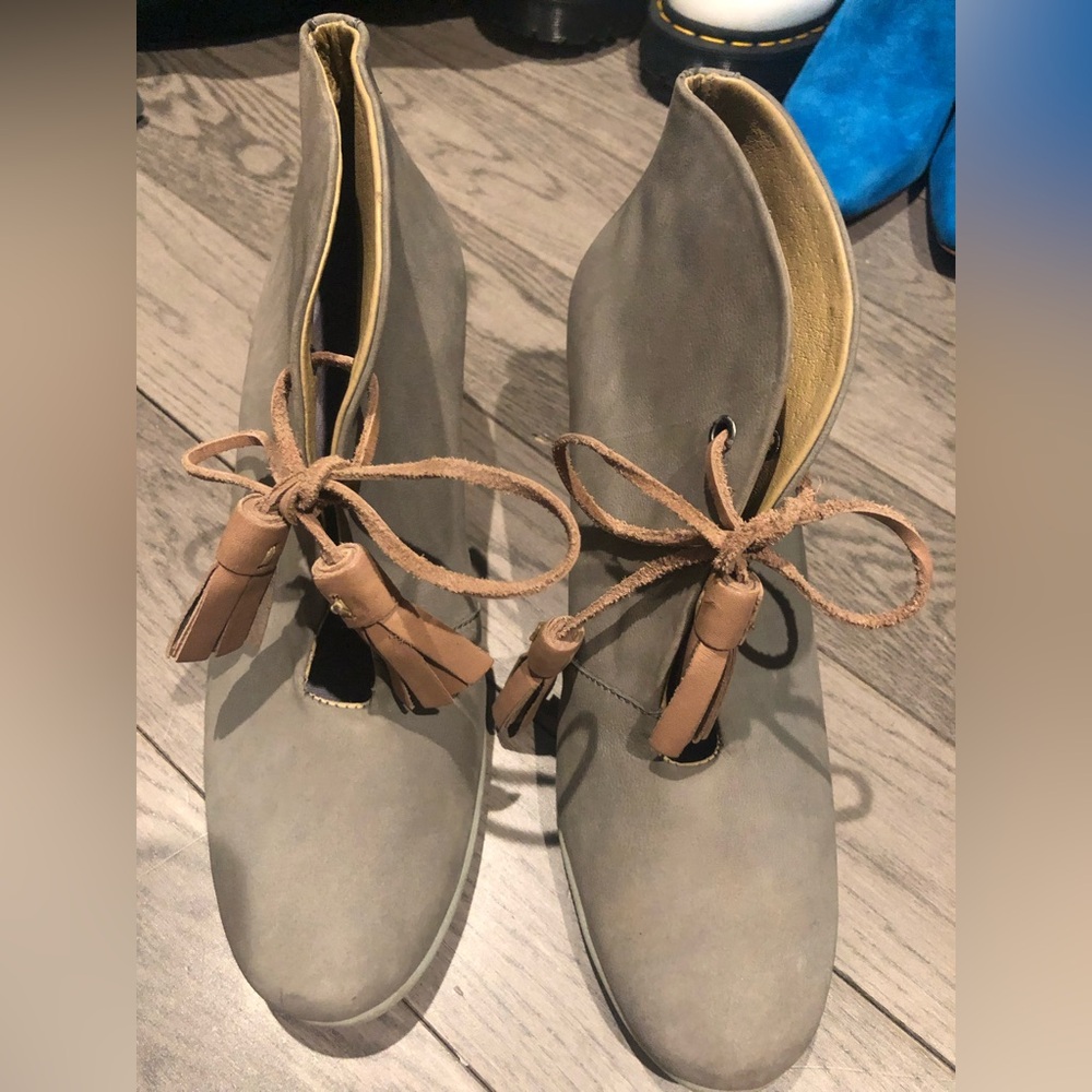 Julio de Mucha chic Gray and Tan Lace-Up Women's Boots, Sz 8.5